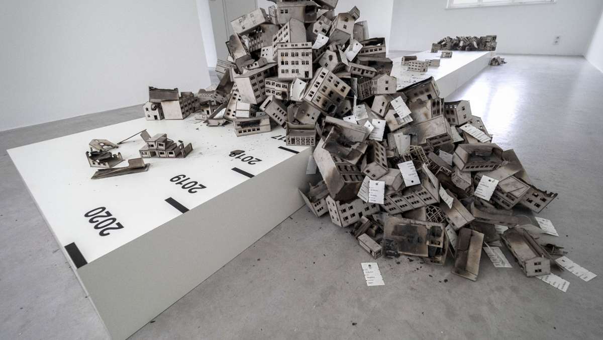  Die Architekturgalerie am Weißenhof in Stuttgart zeigt „Das Brandstiftungsarchiv“. Thomas Stratmann will mit seiner Installation rechte Gewalt in Deutschland sichtbar machen. 