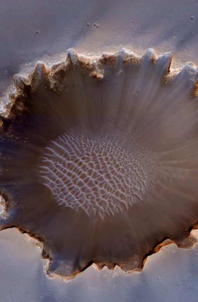 Der Roboter Opportunity hat in seiner Mission den 730 Meter breiten Victoria-Krater untersucht. Das Foto des Satelliten „Mars Reconnaissance Orbiter“ zeigt ein Dünenfeld an dessen Grund.