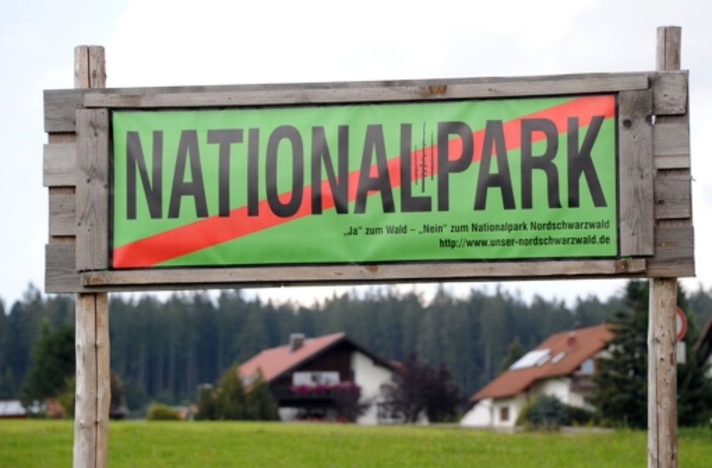 Die Transparente, mit denen die Nationalparkgegner für ihre Sache geworben haben, erinnern nicht ganz zufällig an den Stuttgart-21-Widerstand. Der Nationalpark sei teuer, der Schwarzwald leide darunter und in der Folge kämen weniger Touristen, so die Argumente der Nationalpark-Gegner.