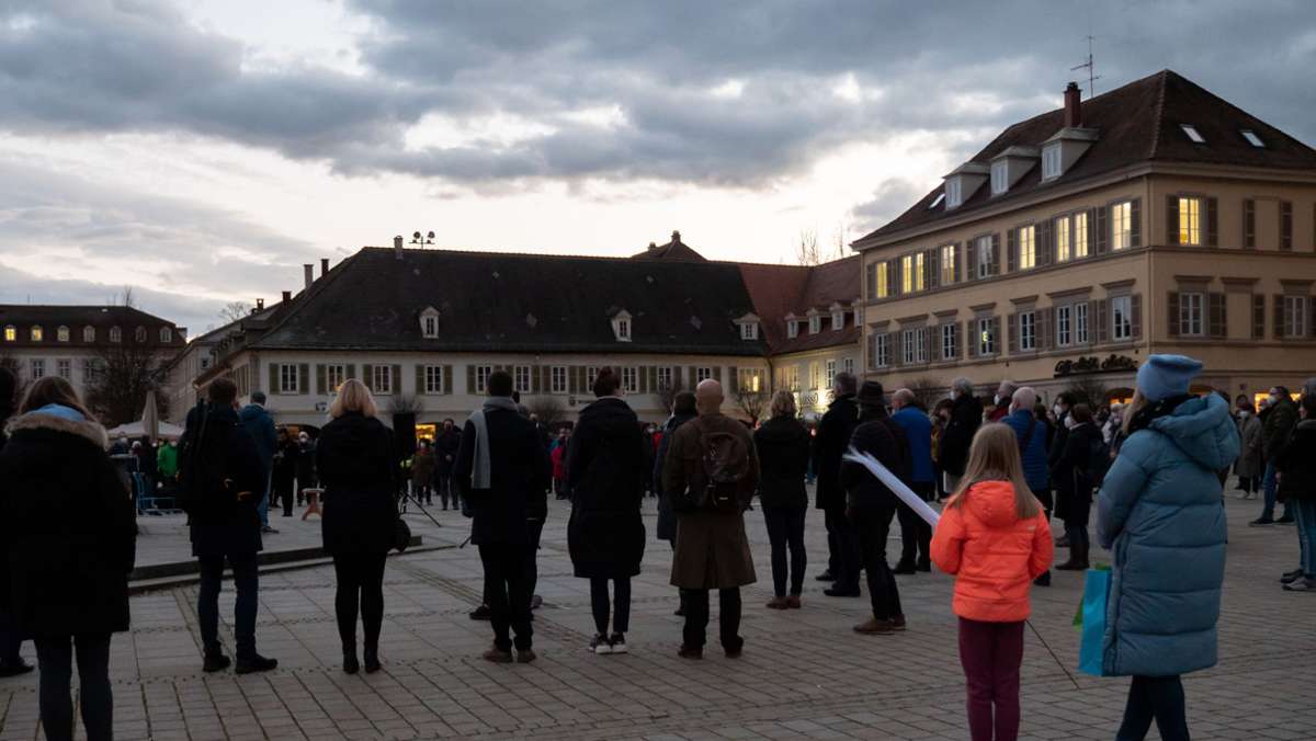 Ukraine-Friedensgebet in Ludwigsburg: Ein Meer von Menschen und Kerzen