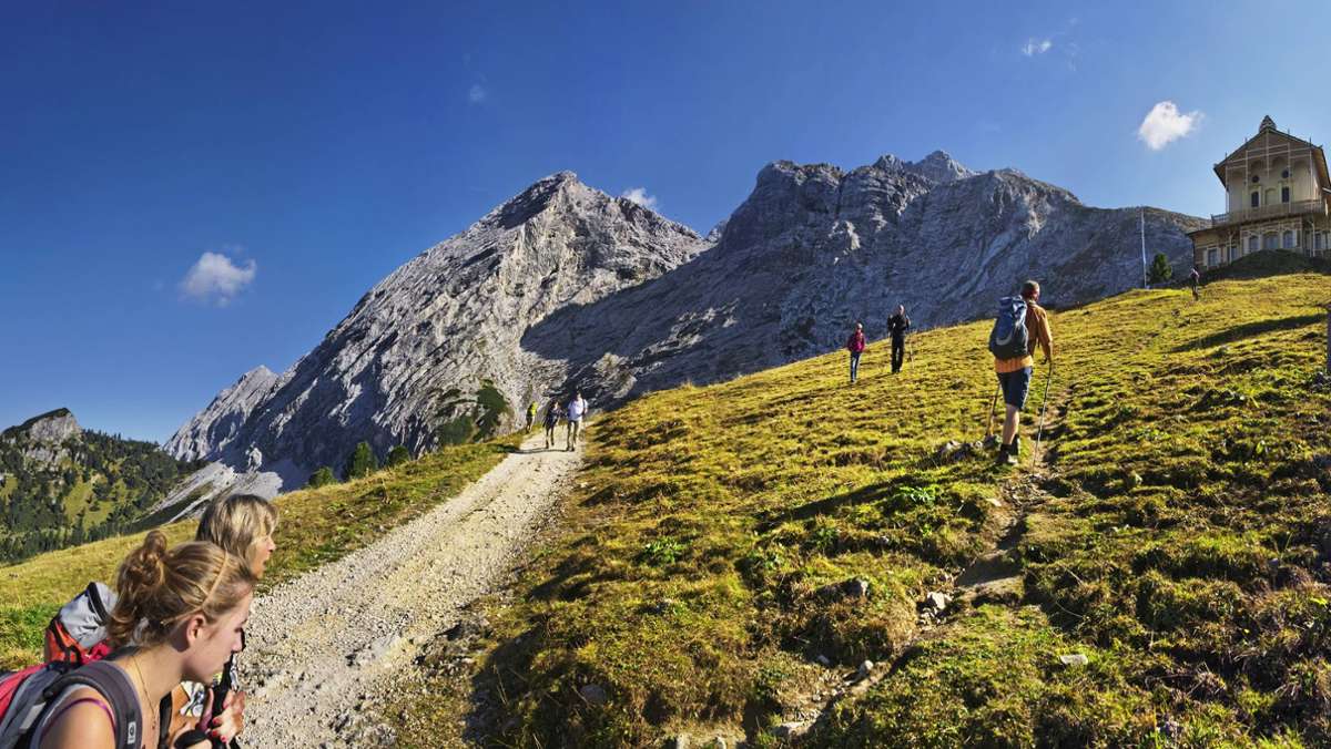  Wandern als liebster Freizeitsport der Deutschen hat eine lange Tradition. Nirgendwo gibt es so viele Wege und Vereine sowie Mittelgebirge, die die passende Topografie dazu liefern. 