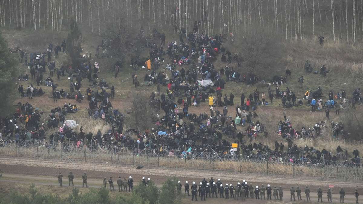 Polen meldet einen weiteren Zwischenfall an der Grenze zu Belarus. Wie die örtliche Polizei mitteilte, durchbrach eine Gruppe von etwa 50 Migranten die Absperrungen. 