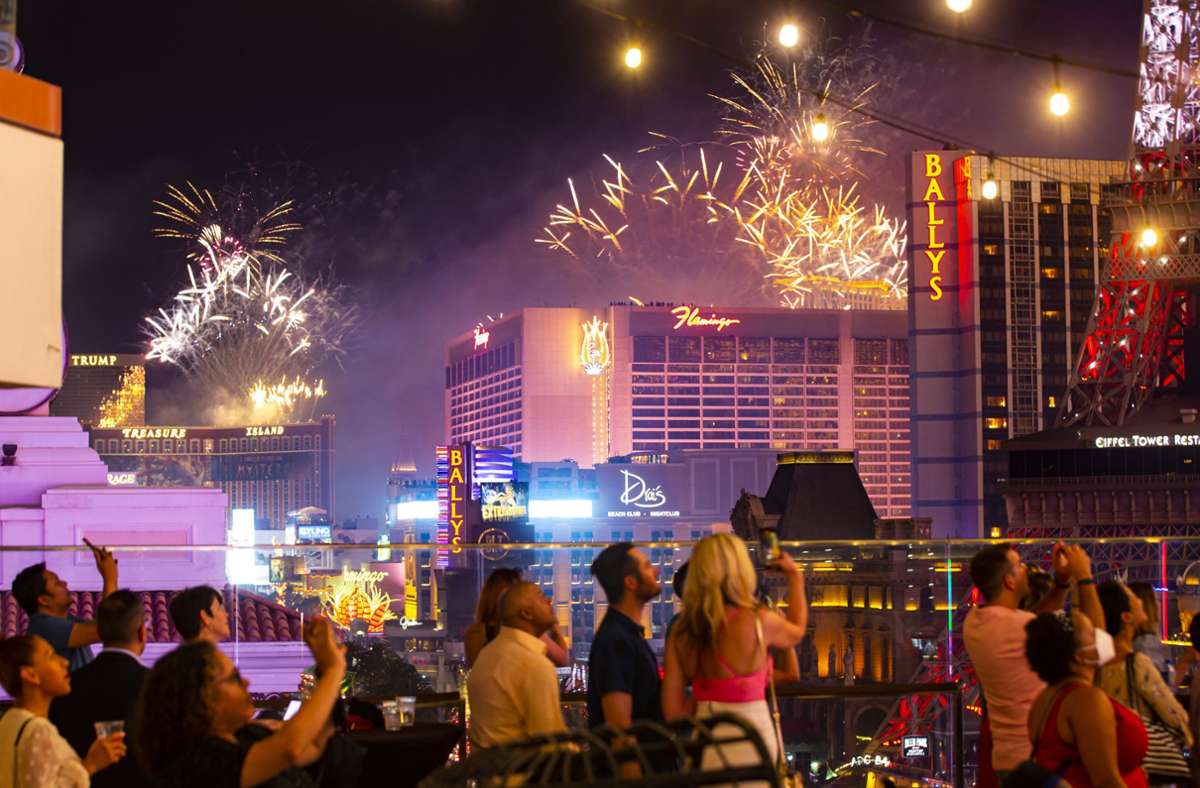 In Las Vegas bestaunten Menschen das Feuerwerk zum Unabhängigkeitstag. Foto: dpa/Chase Stevens