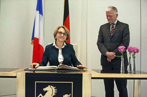 Die französische Botschafterin hat sich auch in Stuttgarts Goldenes Buch eingetragen. Foto: Lg/ Piechowski