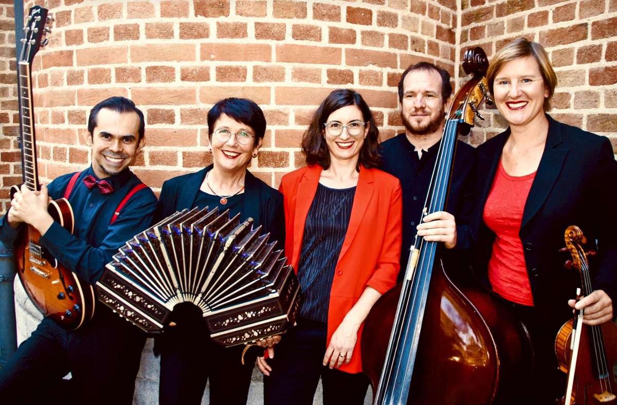 Tango Sí! (von li.): Israel Vázquez (Gitarre), Karin Eckstein (Bandoneon), Sarah Umiger (Klavier), Florian Bony (Kontrabass), Christiane Holzenbecher (Geige).