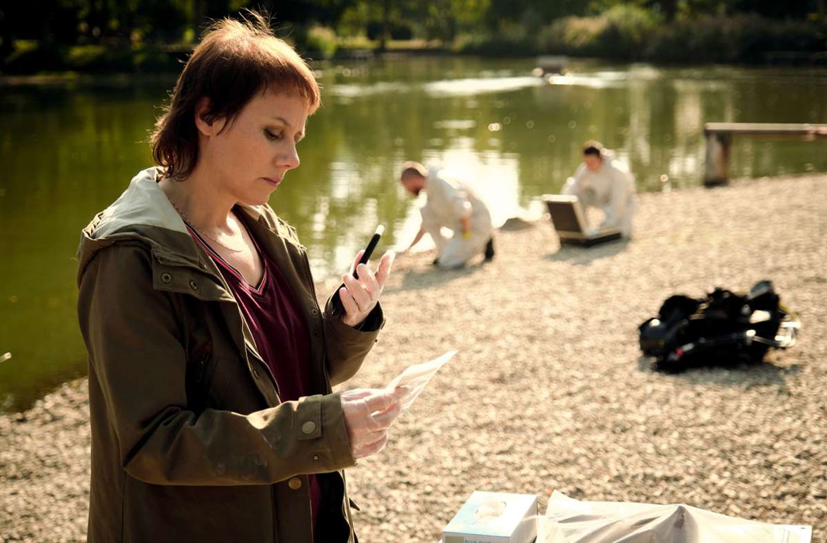 Franziska Tobler (Eva Löbau) untersucht nach der Bergung der Leiche aus dem See die Fundstücke am Tatort.