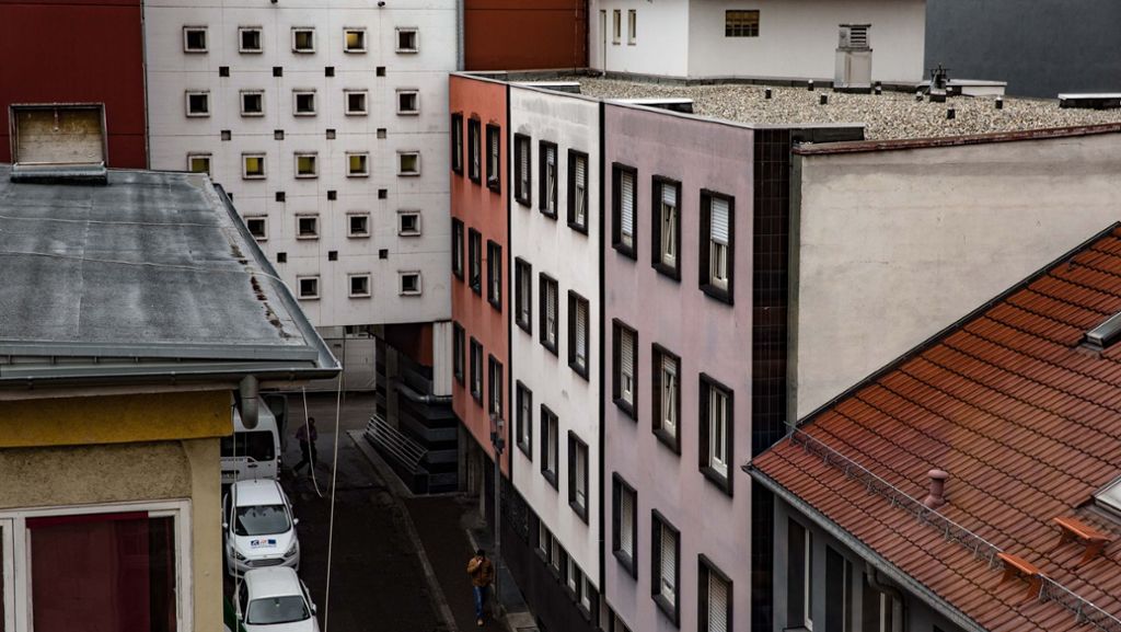  Nach dem Überfall auf das Bordell Dreifarbenhaus in der Stuttgarter Innenstadt Anfang Juni hat die Polizei nun fünf Männer festgenommen. Drei von ihnen wird versuchter Totschlag vorgeworfen. 