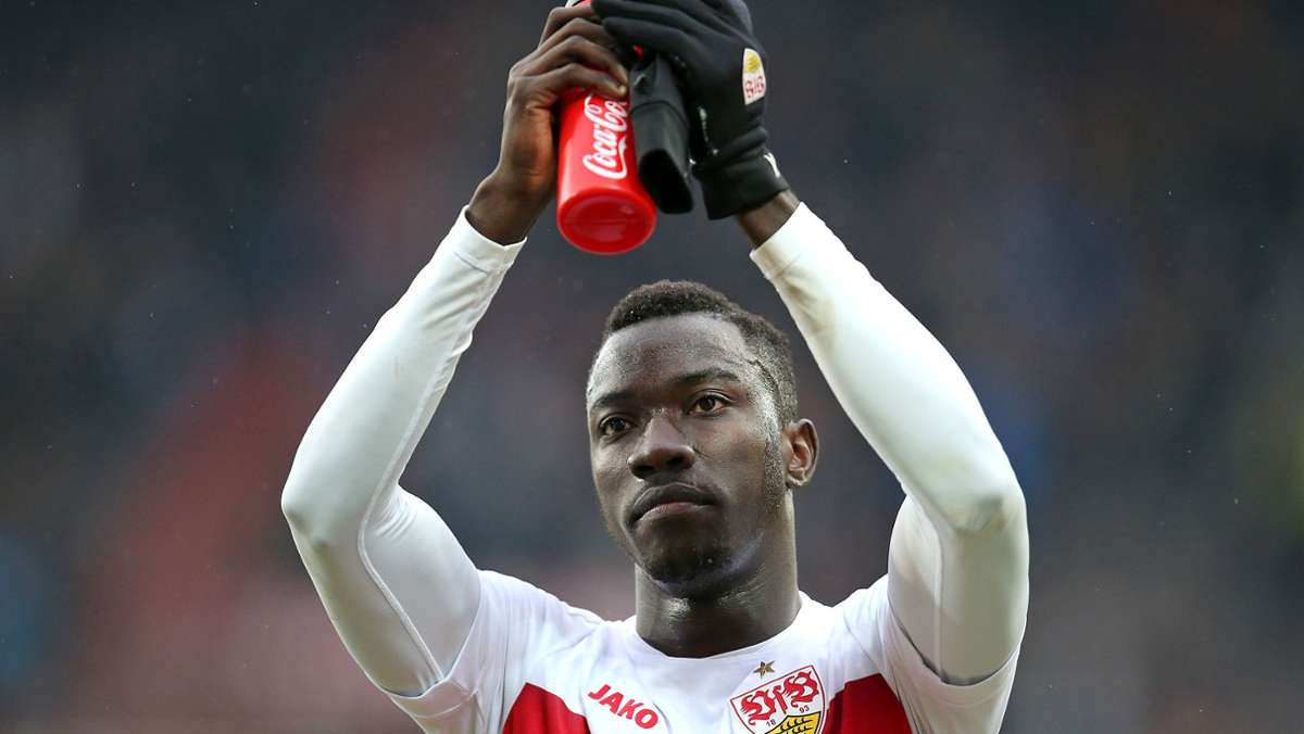  Wann der Stürmer des VfB Stuttgart wieder spielen kann, ist derzeit noch offen. Doch Silas Katompa Mvumpa erschien nach seinem Kreuzbandriss immerhin schon zum Reha-Training. 
