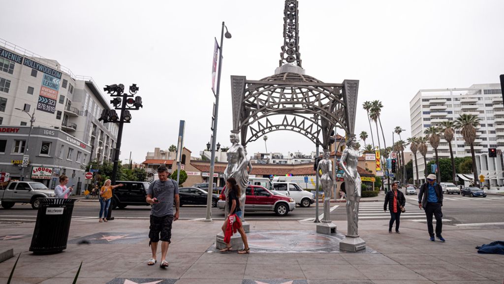  Ein Dieb hat sich an der Statue von Filmlegende Marilyn Monroe auf dem Hollywood Walk of Fame zu schaffen gemacht. Laut Augenzeugen sägte ein Mann die Skulptur ab und verschwand mit seiner Beute. 