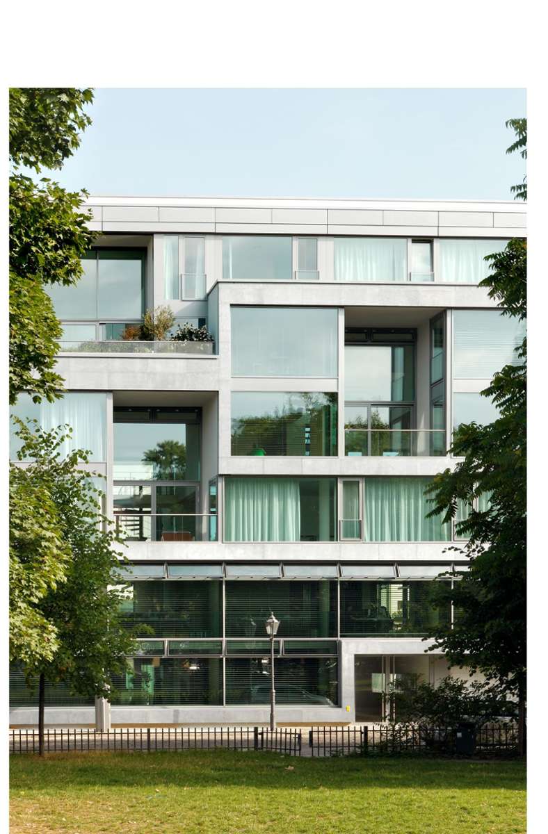 Ebenfalls in der Auguststraße in Berlin-Mitte befindet sich das Baugruppenhaus, in dem die Architekten leben und arbeiten. Unter anderem gab es dafür den Heinze Architekten Award 2014, den Gestaltungspreis der Wüstenrot-Stiftung 2010 und den Architekturpreis Zukunft Wohnen 2009 und den Europahouse Award 2009.