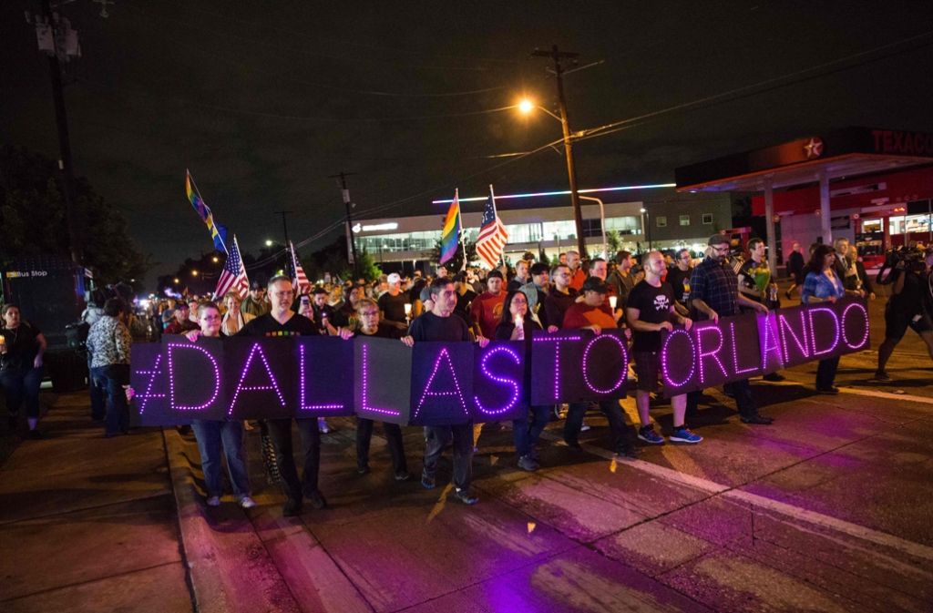 Auch in Dallas (Texas) bekundeten Einwohner ihre Solidarität mit den Opfern und Hinterbliebenen von Orlando.