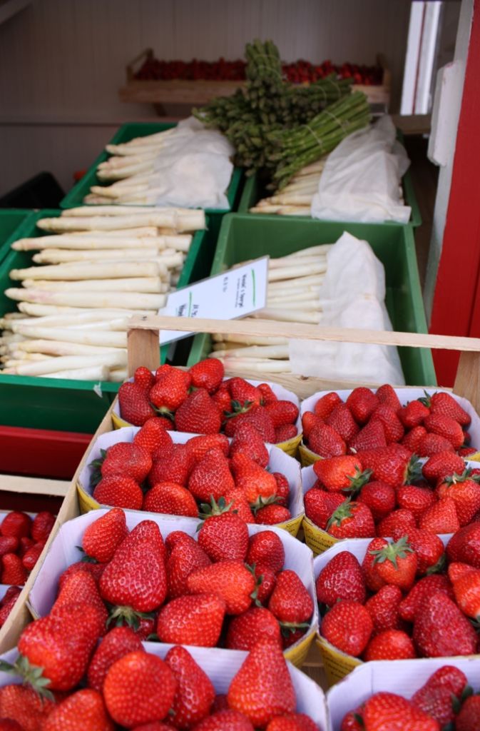 ...oder am Ständle in der Marktstraße mit Erdbeeren und Spargel eindecken.