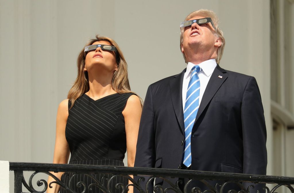 US-Präsident Donald Trump hat die Sonnenfinsternis in den USA vom Weißen Haus aus verfolgt.