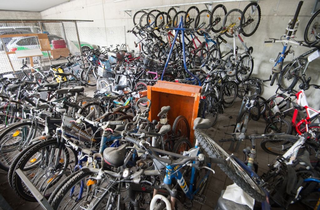 Sichergestellte Fahrräder in einer Asservatenkammer der Polizeiinspektion in Fürth.