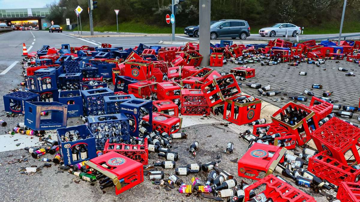 Bayern: 150 Getränkekisten fallen auf A99 von Laster - kilometerlanger Stau