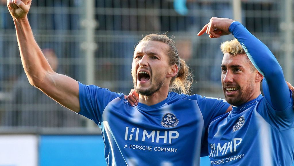  Die Stuttgarter Kickers zeigen sich im Oberliga-Stadtderby auf die Minute topfit, wollen den Sieg mehr als der VfB II und gewinnen verdient mit 3:0. Auch das Duell der Torjäger geht an die Blauen. 