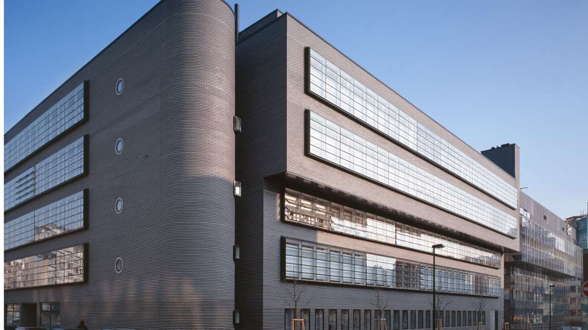 Eigentlich wollte ein Münchner Investor den ehemaligen EnBW-Bau abreißen lassen. Doch die Stadt stellte die Bedeutung des von dem Architekturbüro Lederer, Ragnarsdóttir und Oei entworfenen und 1996 eingeweihten Klinkerbaus heraus.