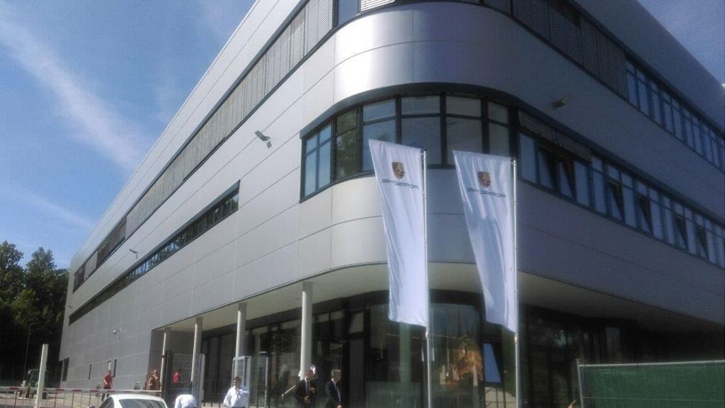 Fabrik-Eröffnung: Neues Porsche-Werk soll Jobs in Stuttgart sichern
