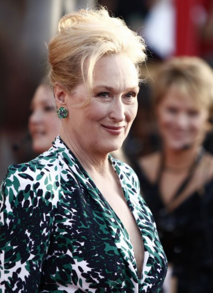 Sie ist eine der wenigen weiblichen Hollywoodstars jenseits der 50 und dazu noch gut im Geschäft: Meryl Streep (62) zehrt noch von den Kinohits des Vorjahres, "Julie und Julia" sowie "Wenn Liebe so einfach wäre". Nach einer Drehpause landet die Oscar-Gewinnerin mit einem Plus von zehn Millionen Dollar auf Platz zehn der Forbes-Liste.