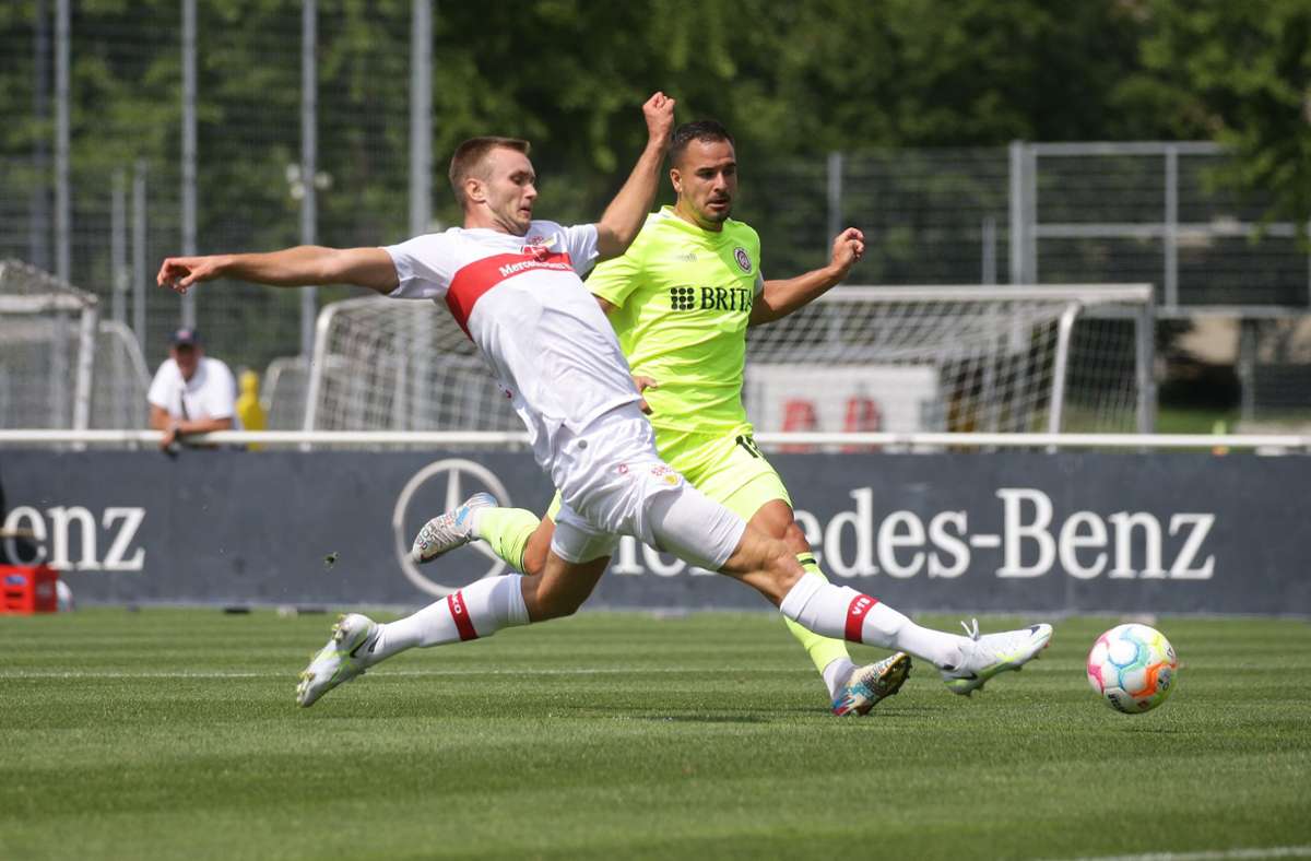 Der VfB gewinnt gegen Wehen Wiesbaden mit 3:2 (1:0) nach Toren von Sasa Kalajdzic (im Bild), Mateo Klimowicz und Alou Kuol – hat aber auch noch seine Probleme mit der körperlichen Robustheit des Drittligisten, der früher in die Saison startet und deshalb schon weiter fortgeschritten in der Vorbereitung ist.