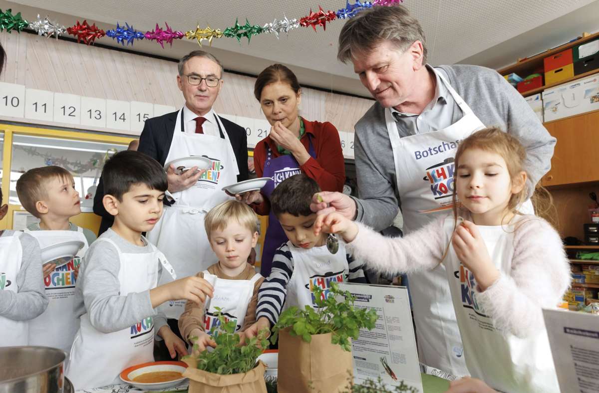 Frische Kräuter stehen für die Karottensuppe bereit. In Baden-Württemberg ist die Initiative „Ich kann kochen!“ in sieben Prozent der Kitas und in mehr als neun Prozent der Grundschulen vertreten.