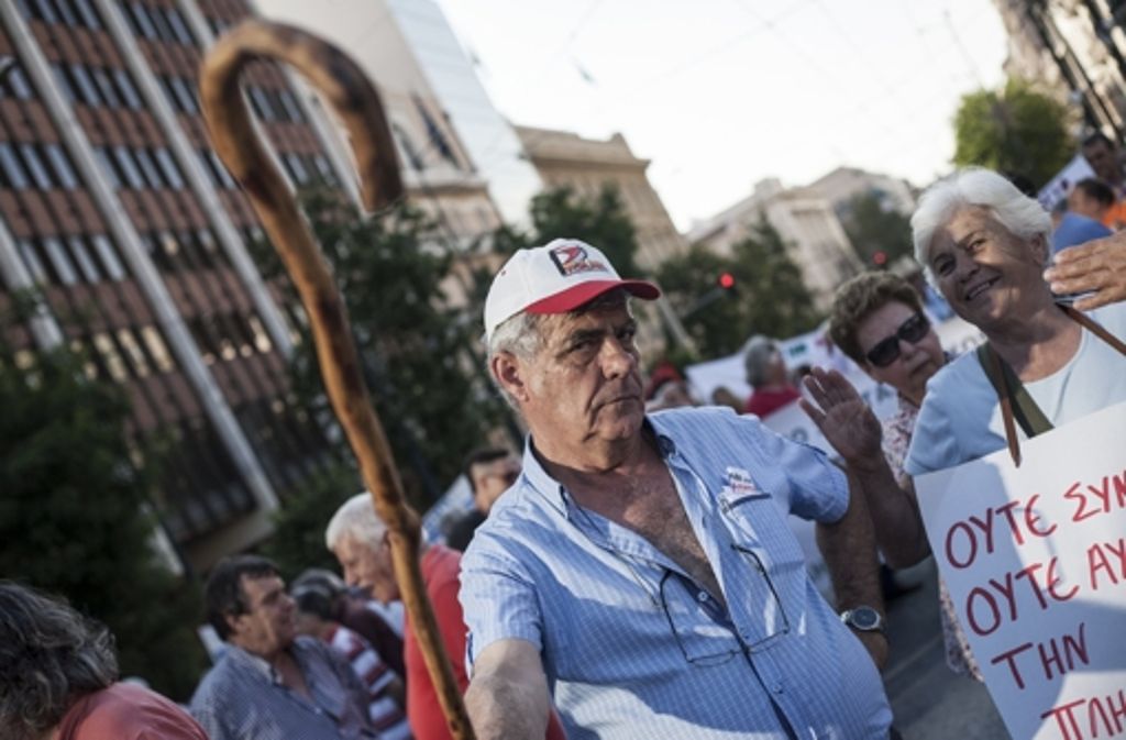 Während eines von Rentnern organisierten Protests am 23. Juni in Athen schwenkt ein Teilnehmer der Demonstration seinen Gehstock.