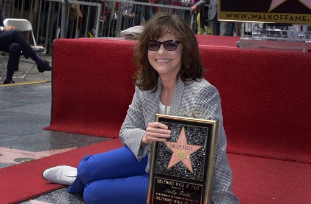 Sally Field freut sich über ihren Stern auf dem Hollywood Walk of Fame.