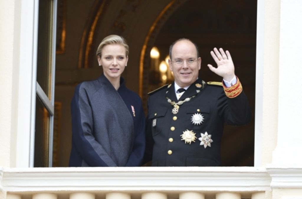 Charlène und Albert zeigen sich auf dem Balkon des Palasts.