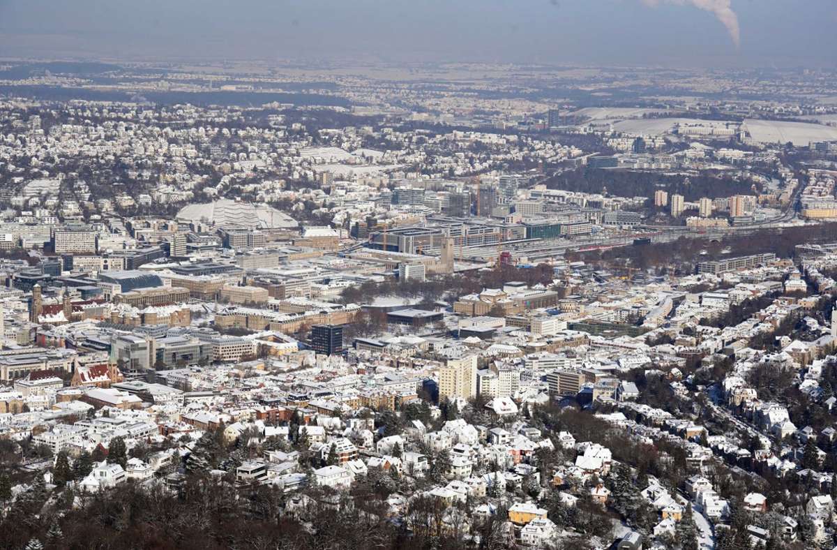 In Stuttgart ist es bitterkalt. Ein Blick vom Fernsehturm auf die schneebedeckte City.