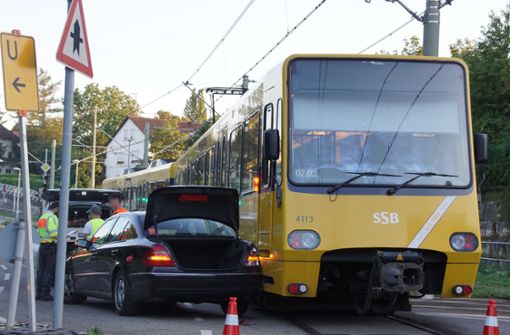 Am Montagabend hat es zwischen einem Mercedes und einer Stadtbahn der Linie U2 gekracht. Foto: Andreas Rosar