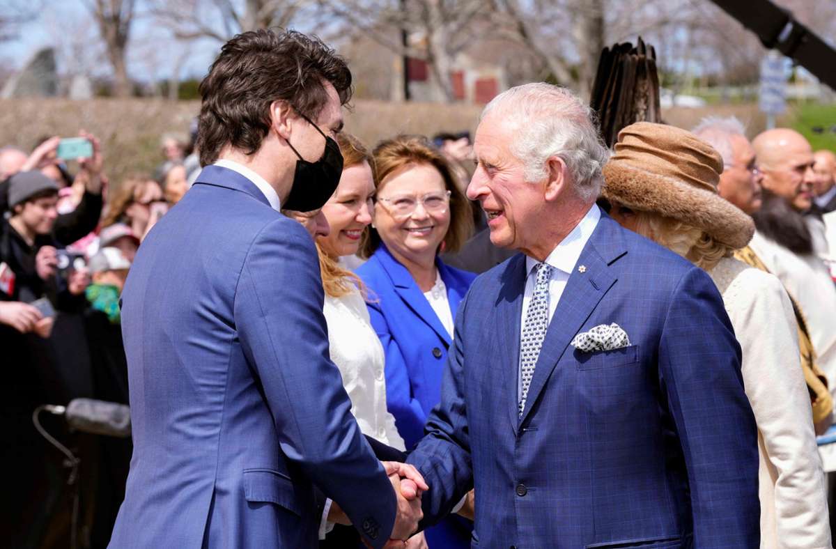 Der kanadische Premierminister Justin Trudeau begrüßte Charles und Camilla.