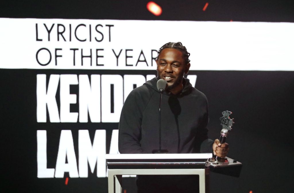 Freuen durfte sich auch Kendrick Lamar: Der Rapper aus Compton wurde mit dem „Lyricist Of The Year“-Award ausgezeichnet.