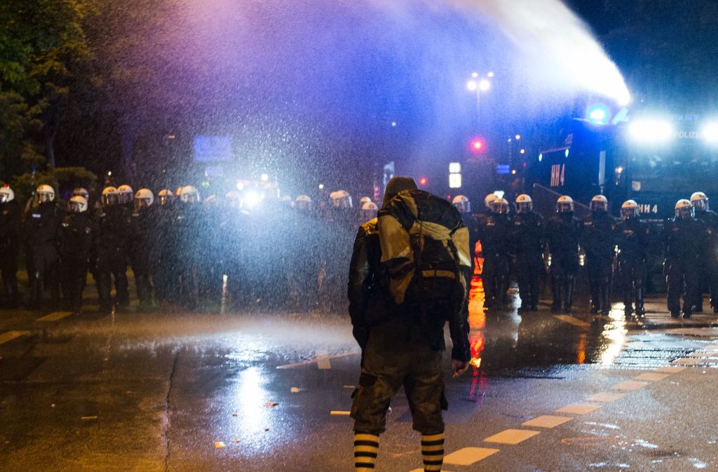 Am Dienstagabend ist es in Hamburg zu Ausschreitungen zwischen der Polizei und G20-Gegnern gekommen.