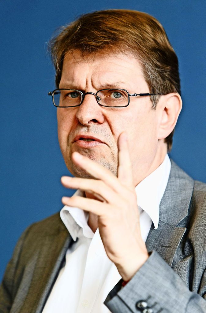 Ralf Stegner (59), der stellvertretende Bundesvorsitzende seiner Partei, ist auch Fraktionsvorsitzender im Landtag von Schleswig-Holstein. Er gilt in der Partei als Linker, hat aber viel dafür getan, innerparteilich Brücken zu schlagen.