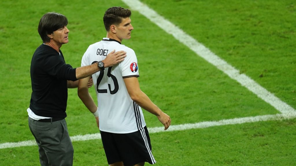  Deutschlands Bundestrainer Jogi Löw wird bei der Fußball-EM im Spiel gegen Nordirland seine Startelf verändern und Mario Gomez bringen. 