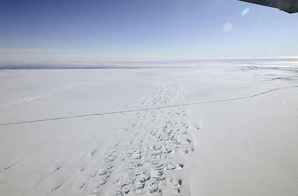 Der Pine-Island-Gletscher transportiert mehr Eis ins Meer als jeder andere Gletscher weltweit. Da der Gletscher in den letzten Jahren eine deutlich negative Massenbilanz aufwies, ist dieser Beitrag gestiegen.