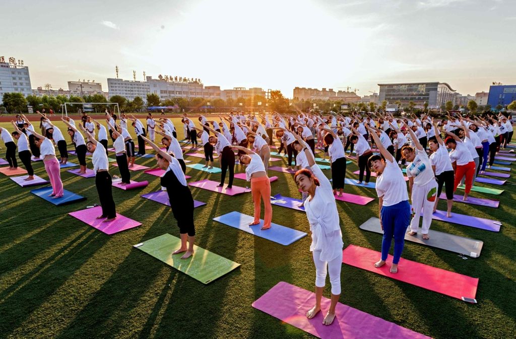 Auch in China wird Yoga praktiziert, wie hier in einem Sportzentrum in der Privinz Henan.
