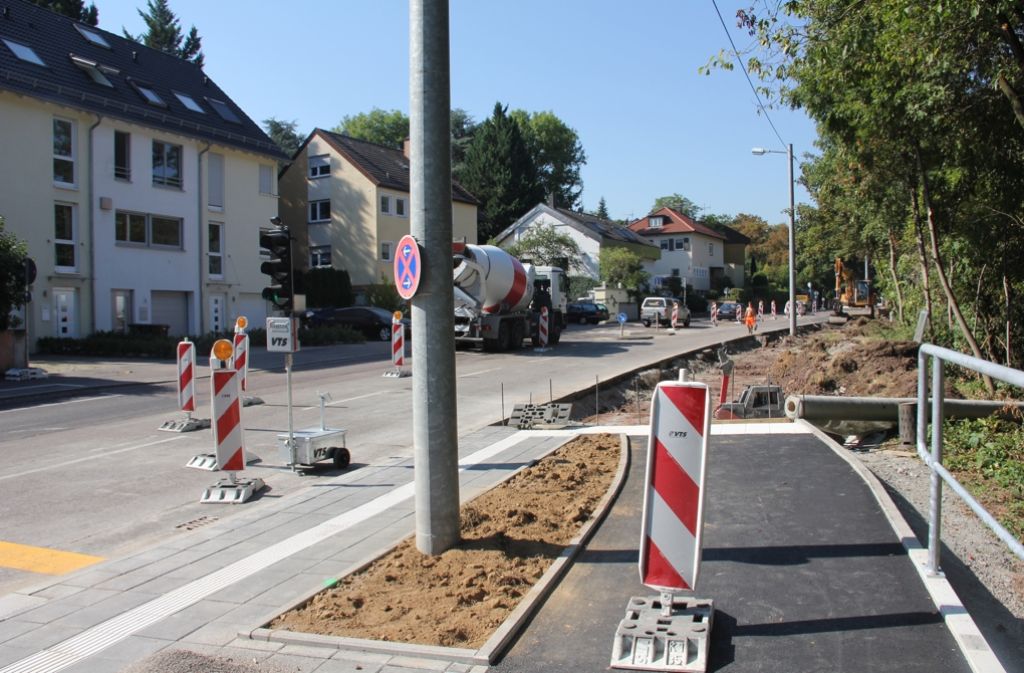 Nachdem zuletzt zwischen Feuerbacher Weg und Feuerbacher Heide die Fahrbahn saniert wurde, wird jetzt im weiteren Straßenverlauf bis zur Doggenburg der Geh- und Radweg erneuert und verbreitert.