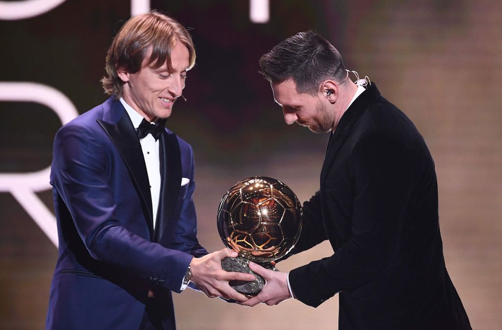 Messi folgt auf den Kroaten Luka Modric (links), der 2018 Vizeweltmeister und Champions-League-Sieger geworden war und den goldenen Ball als bester Fußballer des Jahres erhalten hatte.