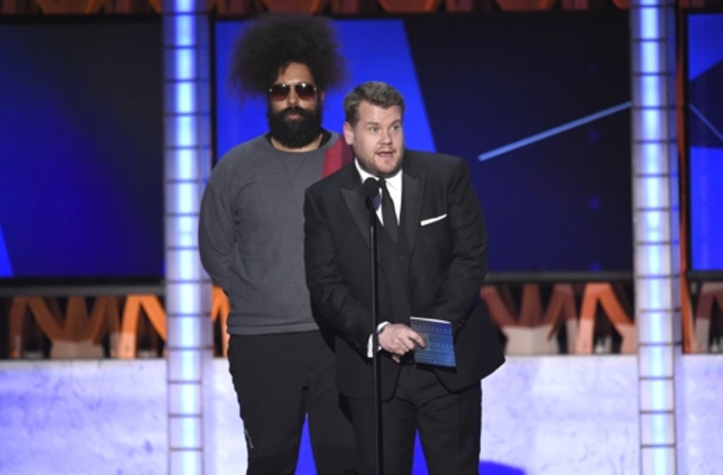 Reggie Watts, links, und James Corden durften den Preis für die beste Comedy-Serie ankündigen.