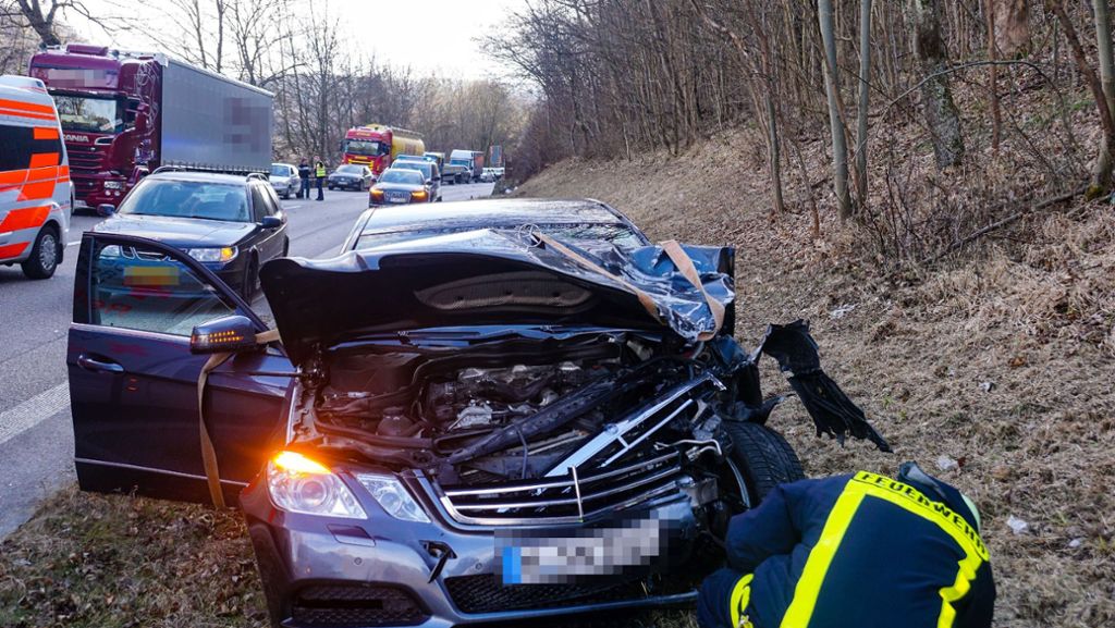 Unfall auf A8 bei Mühlhausen: Opel rutscht auf dem Dach über Autobahn