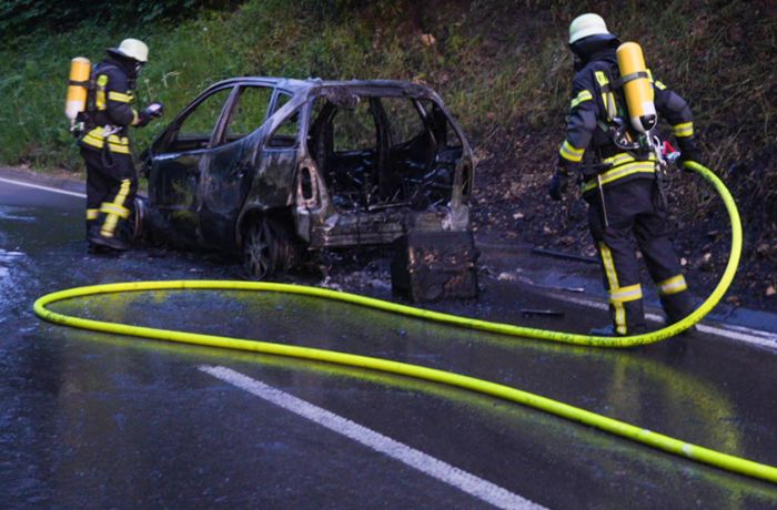 Neidlinger Steige im Kreis Esslingen: Auto brennt komplett aus