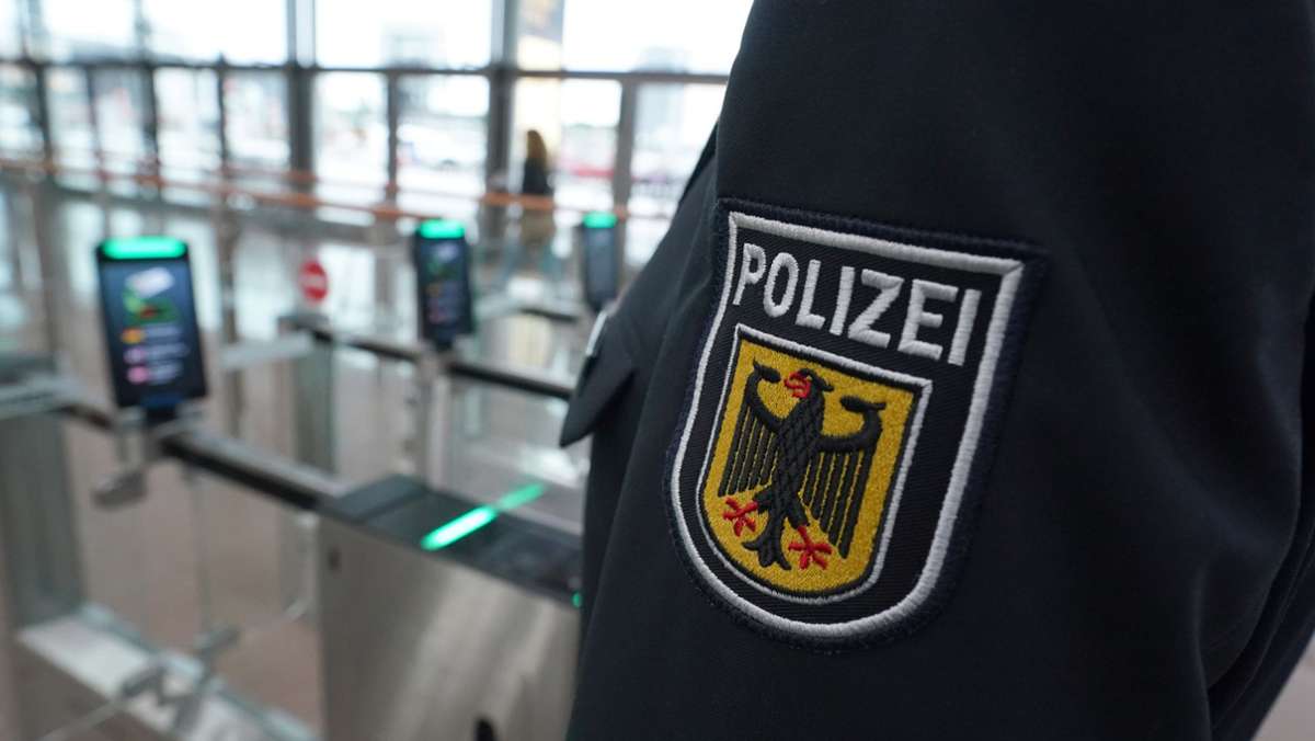Flughafen Stuttgart: Mit Haftbefehl gesucht – Polizei nimmt 19-Jährigen fest