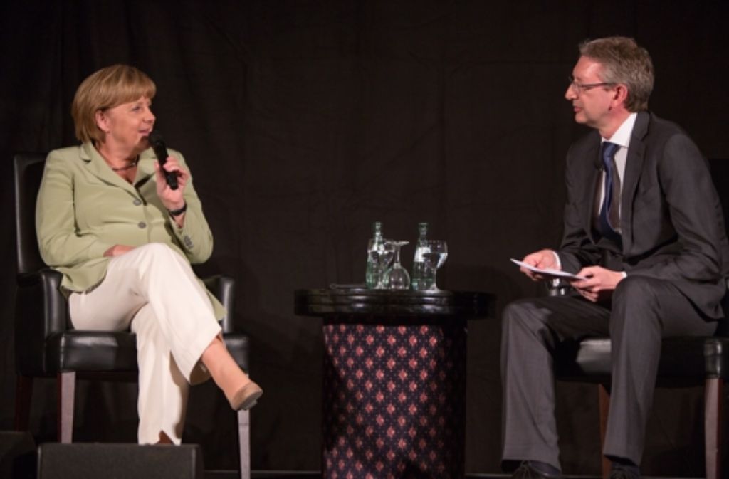 Bundeskanzlerin Angela Merkel spricht mit StZ-Chefredakteur Joachim Dorfs in der Alten Reithalle in Stuttgart. Foto: Michael Steinert