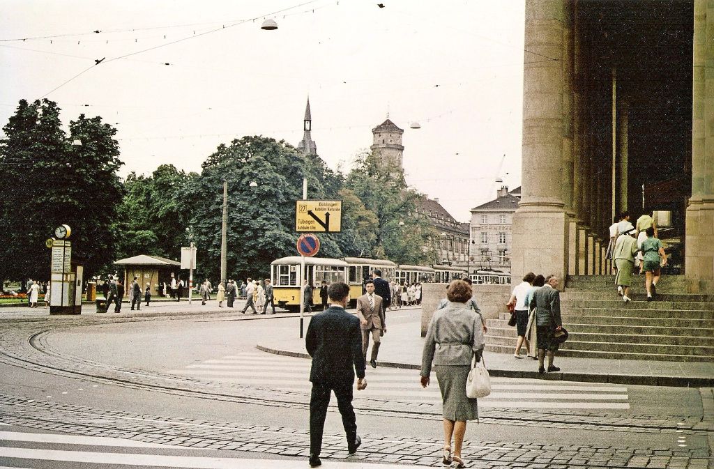 ... zeigt, dass am Schlossplatz lange Zeit Autos und Straßenbahnen verkehrten. Heute ...