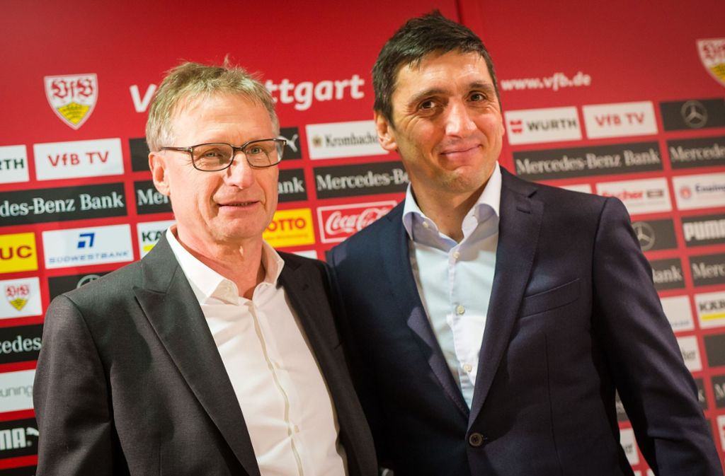Als Nachfolger auf der Trainerposition präsentiert Sportvorstand Michael Reschke (links) am 29. Januar Tayfun Korkut.