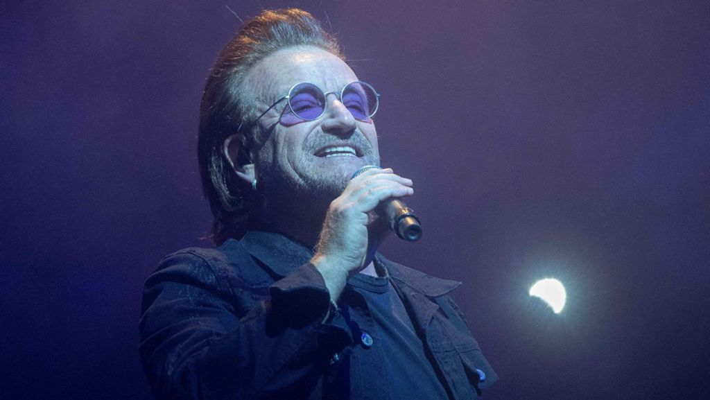  Der Sänger Bono verurteilt rechte Gewalt – und bricht ein zweites Konzert wegen Stimmproblemen ab. 
