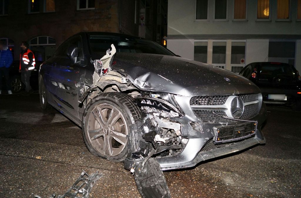Er fuhr, bis es nicht mehr weiter ging. Ein Mercedesfahrer hat in Stuttgart-Süd mehrere Autos demoliert, darunter auch sein eigenes.