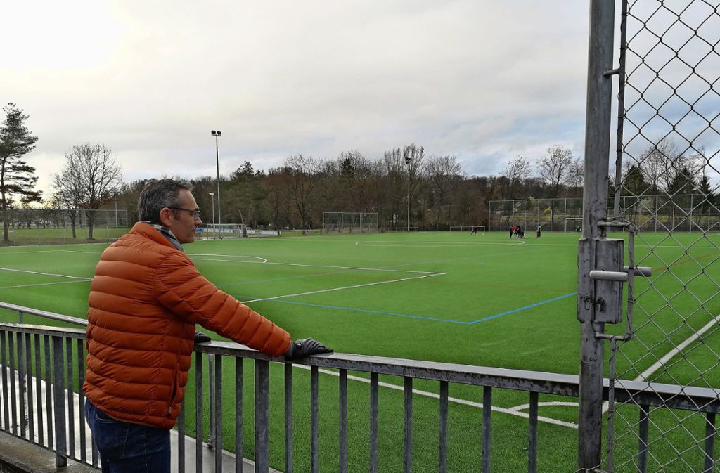 Der Vize-Vorstand der Sportgemeinde Weilimdorf, Lothar Barth, sieht den erstellten Geländeplan als Diskussionsgrundlage. Foto: Marta Popowska