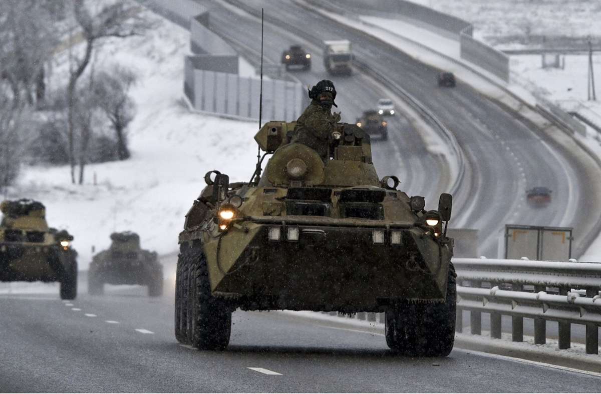 Ein Konvoi russischer gepanzerter Fahrzeuge fährt auf einer Autobahn auf der Krim.